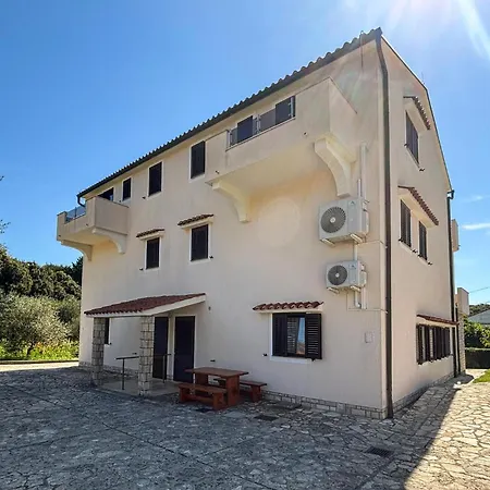 Gorgeous In Rab With Wifi Appartamento Rab Town